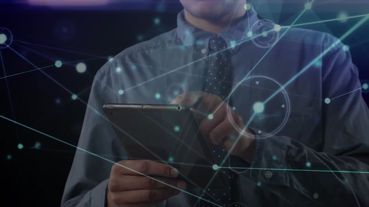 animación de redes de conexiones a través de un empresario caucásico usando una tableta