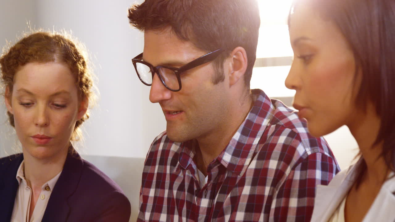 ejecutivos de negocios que trabajan juntos