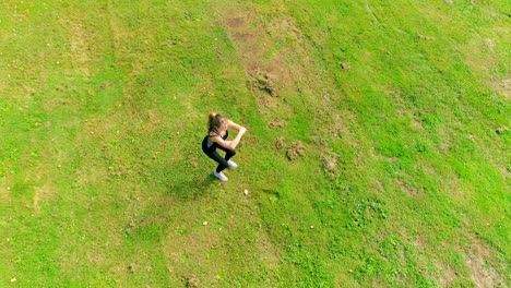 Toma-4k-De-Mujeres-Hermosas-Jóvenes-Haciendo-Ejercicios-Al-Aire-Libre-En-Un-Parque-Al-Amanecer