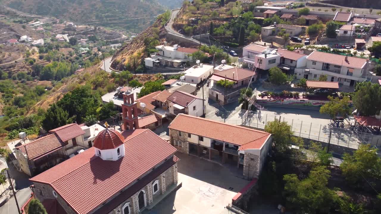 imágenes aéreas de drones de farmakas, pueblo rural pintoresco tradicional, nicosia, chipre