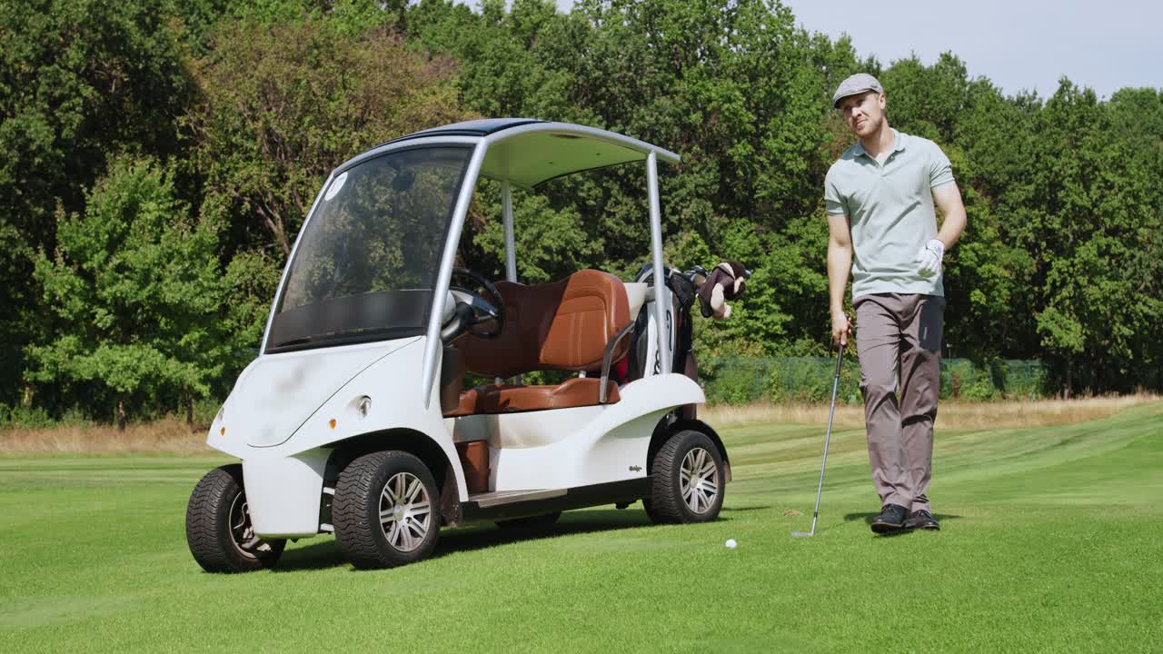 Homem Jogando Golfe com Carrinho de Golfe