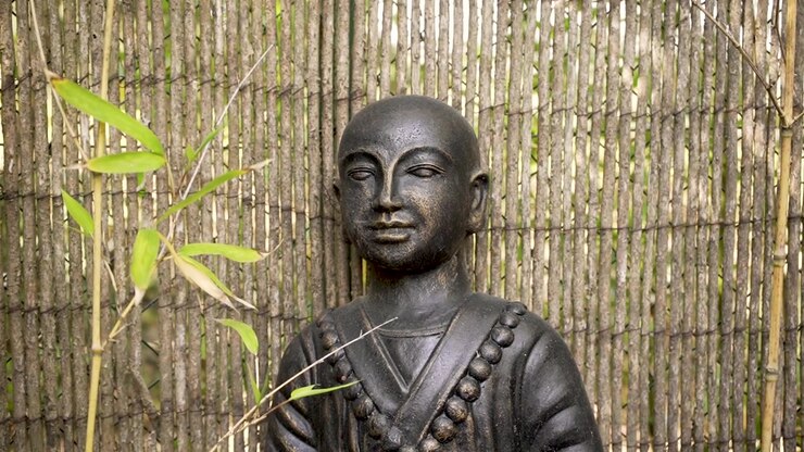 Statua di Buddha su sfondo di bambù