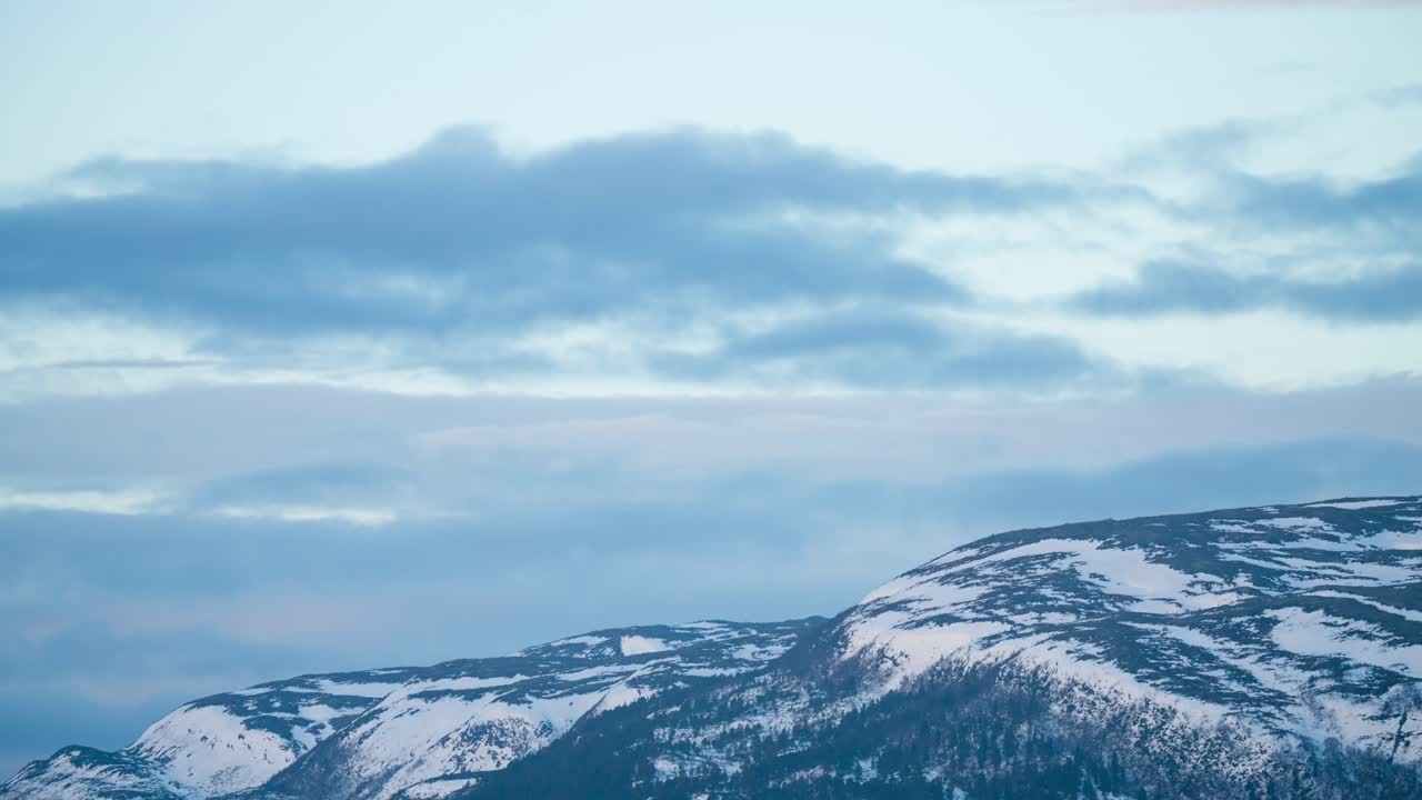 겨울에 설산 위로 구름 속으로 사라진 달