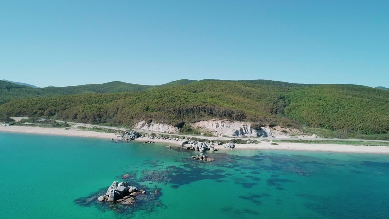 해변의 공중 풍경, 푸른 물과 바다의 거대한 바위, 아름다운 해경.