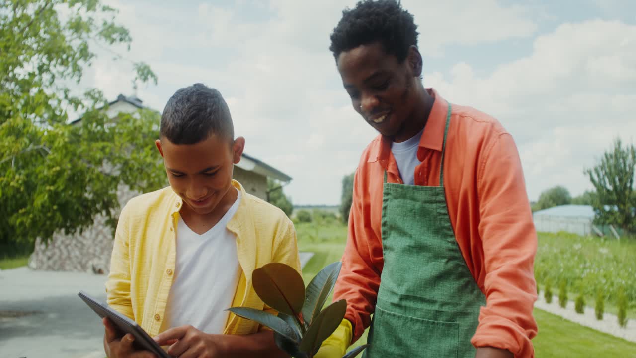 아버지 와 아들 이 정원 가꾸기 활동 에 참여 하고 있다