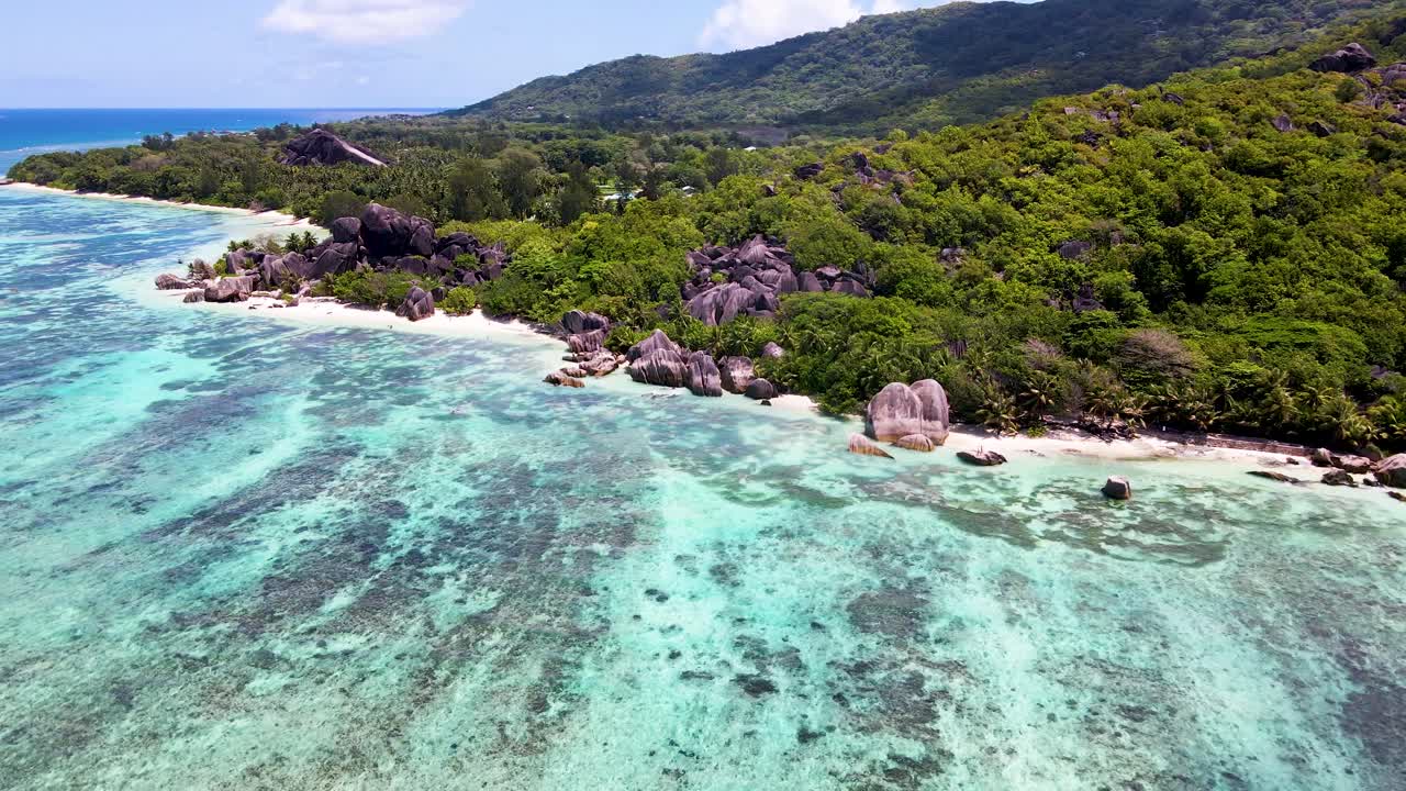 Drone Udara Bebatuan La Digue, Seychelles25.mp4