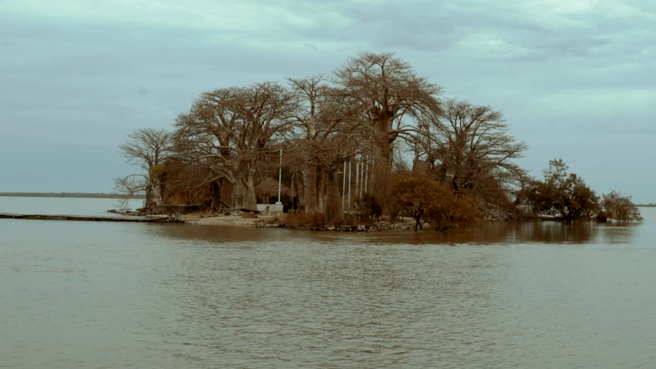 감비아의 역사적인 섬으로 가는 모터 보트의 보트 풍경