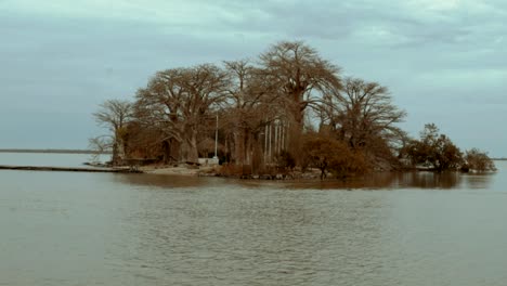 bootsansicht eines motorbootes, das zu einer historischen insel in gambia fährt