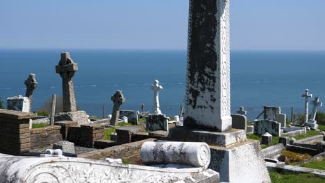 cementerio cristiano galés en la colina costera inclinado hacia arriba