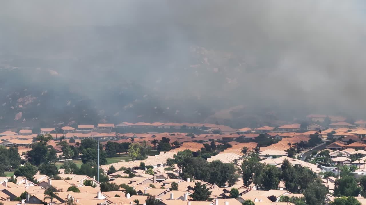 Grande incendio boschivo nell'area faunistica di San Jacinto sulla comunità di Sun Lakes a Banning, California, fuoco vicino alle case, TELEFOTO AEREA STATICA.