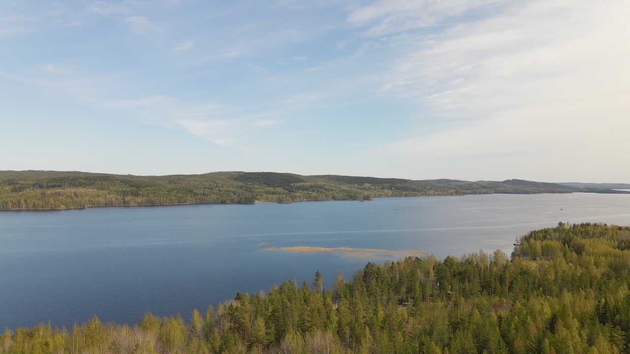 hermosa vista aérea de un lago con colinas al fondo en un día soleado de verano