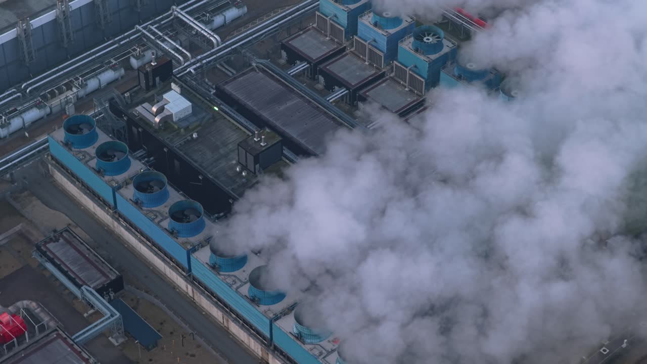 Vista aerea di un data center iperscalabile che emette vapore