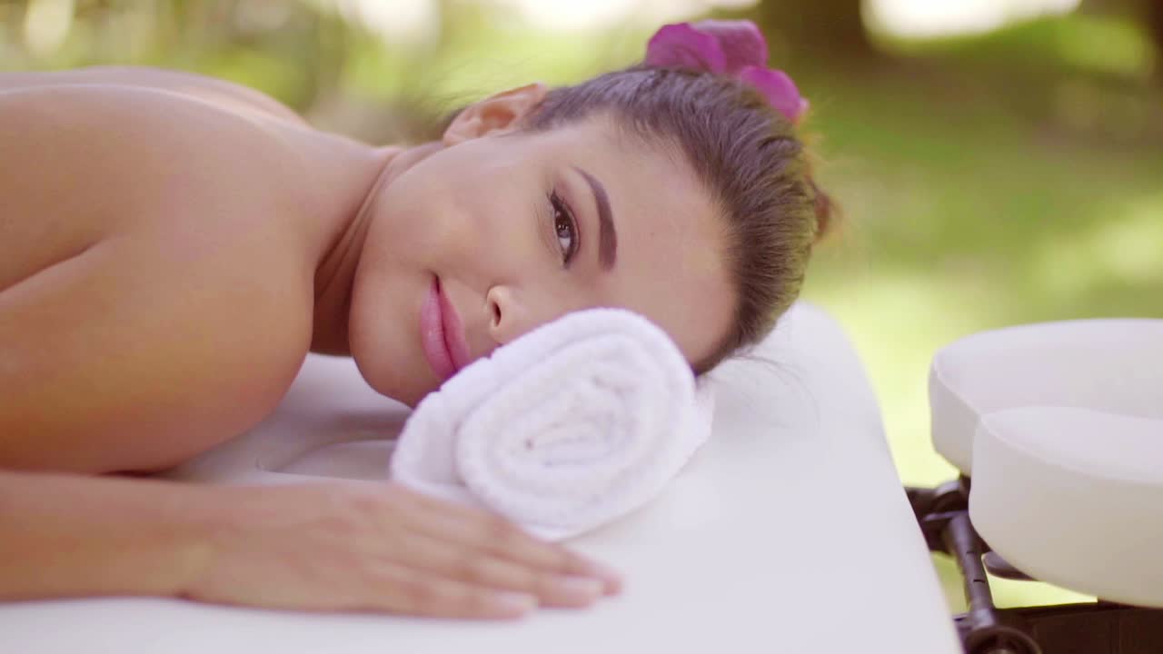 아름다운 젊은 여성이 스파 치료를 받고 있습니다.