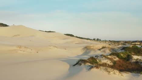 Dunas-De-Arena-Al-Atardecer-En-La-Playa-De-Joaquina,-Ciudad-De-Florianópolis,-Santa-Catarina,-Brasil