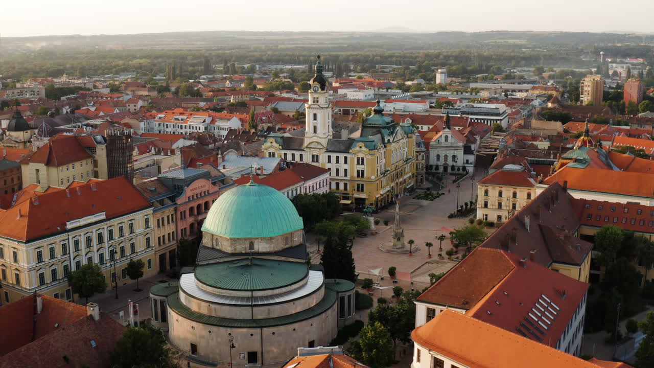 파샤 카심(pasha qasim)의 유서 깊은 모스크는 현재 헝가리 페치(pecs) 도심에 있는 가톨릭 교회로 개조되었습니다.