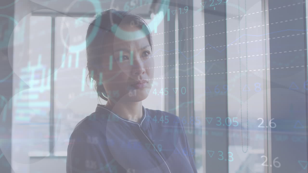 animación de procesamiento de datos estadísticos sobre mujer asiática pensativa mirando por la ventana en la oficina