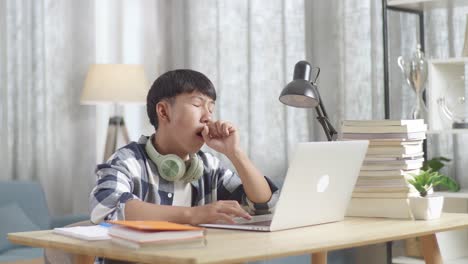 teenager sleepy during online learning session