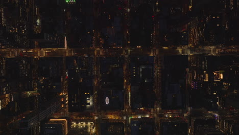 Luftvogelperspektive-Von-Oben-Nach-Unten-Blick-Auf-Die-Abendstadt.-Regelmäßige-Gebäudeblöcke,-Die-Von-Straßen-Gesäumt-Sind.-Manhattan,-New-York-City,-Vereinigte-Staaten