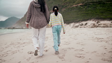 Rücken,-Strand-Und-Eine-Mutter,-Die-Sich-An-Den-Händen-Hält