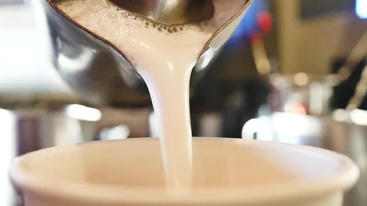 우유 슬로우 모션 4k로 커피 컵 부어 라떼