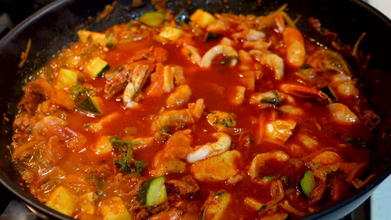 estofado picante asiático y sopa picante coreana hirviendo en una olla