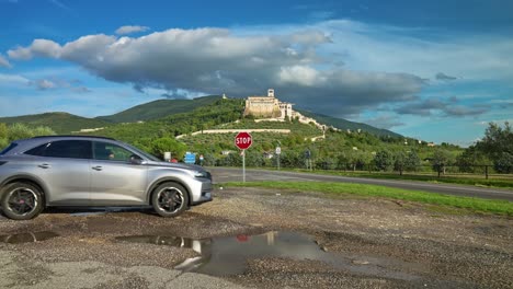 Coche-Parando-En-La-Ciudad-De-Asís-En-Italia.