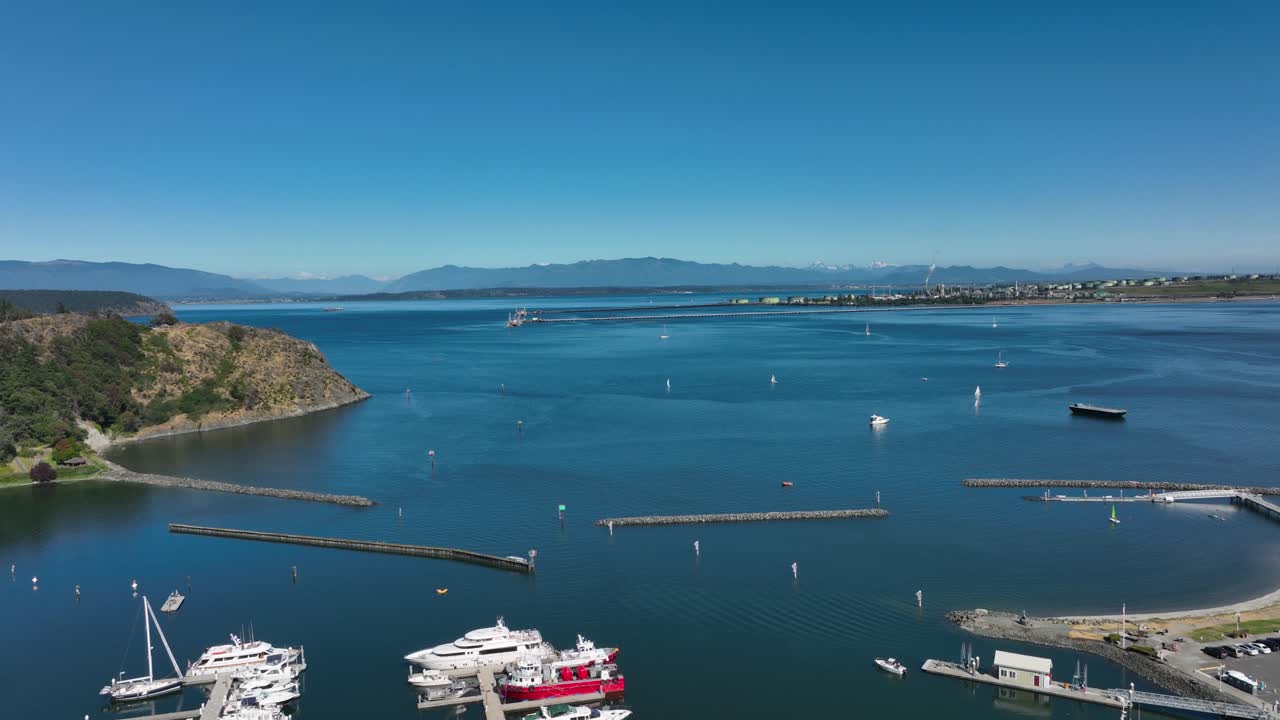 vista aérea sobre la parte superior del puerto deportivo de anacortes mirando hacia el horizonte sol cielo azul