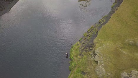 Fliegenfischen-In-Fossalar,-Island