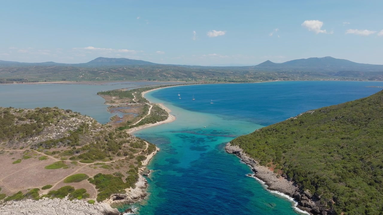 Spiaggia di Sykia e spiaggia di Chrisi Ammos in una giornata di sole vicino alla famosa spiaggia di Voidokilia, rigogliosa vegetazione montana mediterranea, Pylos, Messenia. Ripresa con drone.