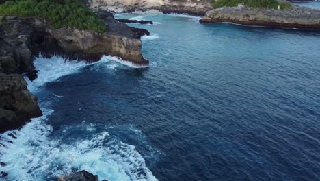 Drone-Sobrevuela-El-Arrecife-Al-Atardecer,-Nusa-Ceningan