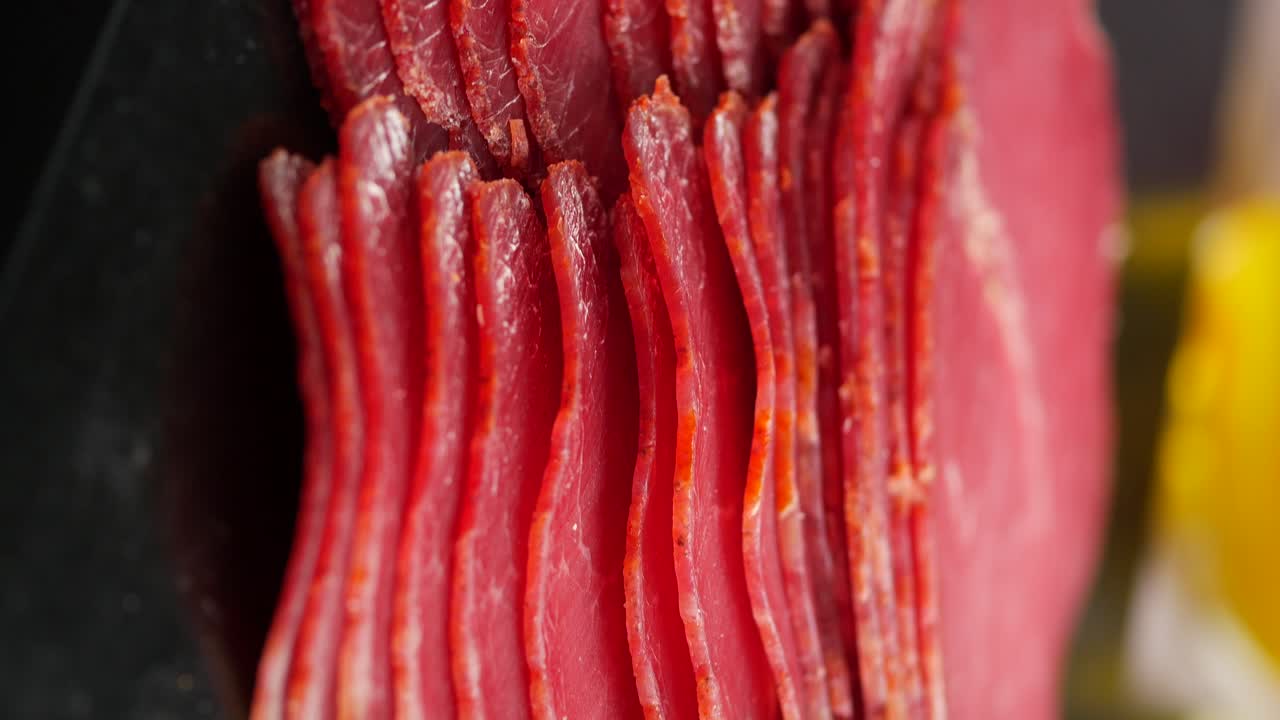 Primo piano di pastrami affettato