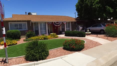 Pan-Casa-Suburbana-En-Los-Estados-Unidos-Adornada-Con-Banderines-Patrióticos-Para-El-Cuatro-De-Julio,-Phoenix,-Concepto-De-Arizona:-Patriotismo,-Muestre-Sus-Colores,-Americano