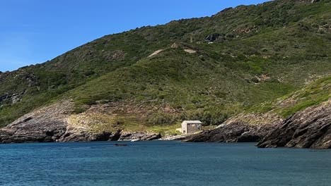 Cabaña-Aislada-Frente-Al-Mar-Construida-Sobre-Rocas-De-La-Isla-De-Córcega-En-Francia