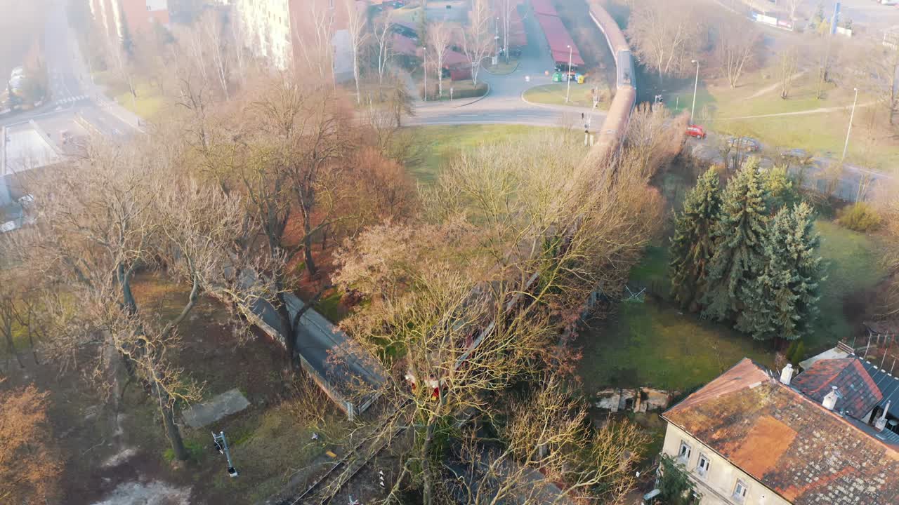 기차가 철도 건널목을 향해 속도를 내면서 철도 건널목에서 자동차가 멈춥니다.