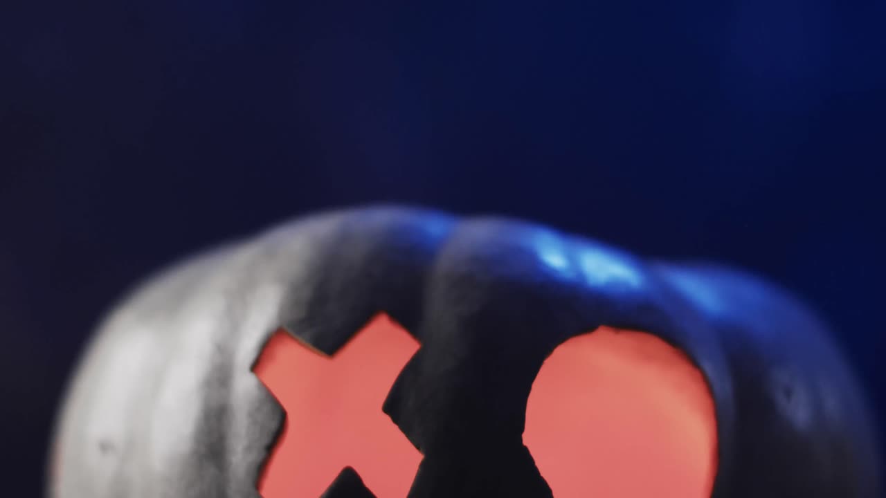 video de calabaza tallada de halloween y humo con espacio de copia en fondo azul