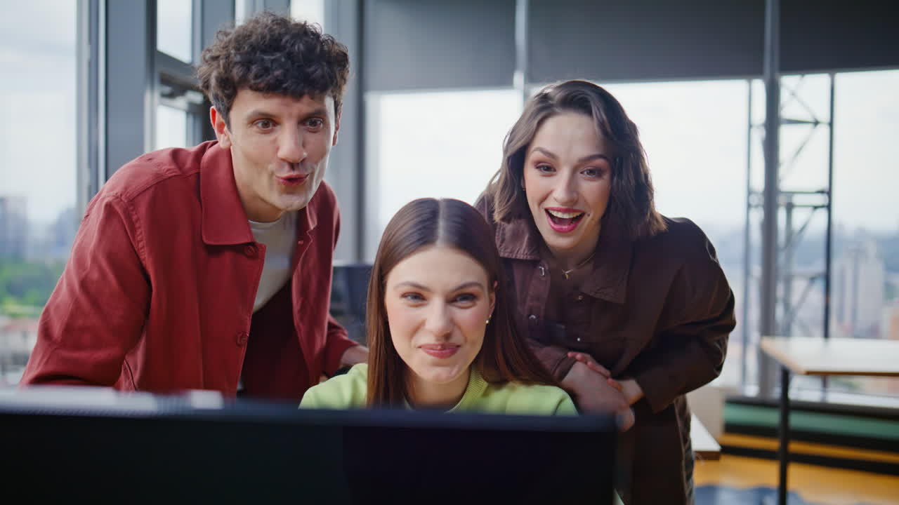 Emprendedores hablando sobre un proyecto online a través de la webcam de un portátil en una oficina, primer plano