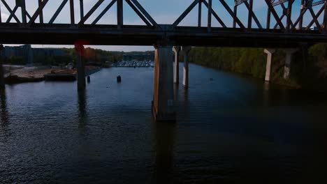 Drohnenschuss-über-Eisenbahnbrücke