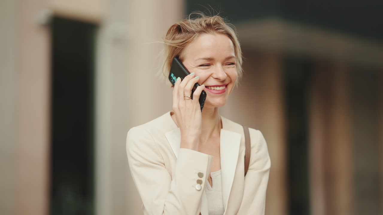 Imprenditrice che parla al telefono all'aperto