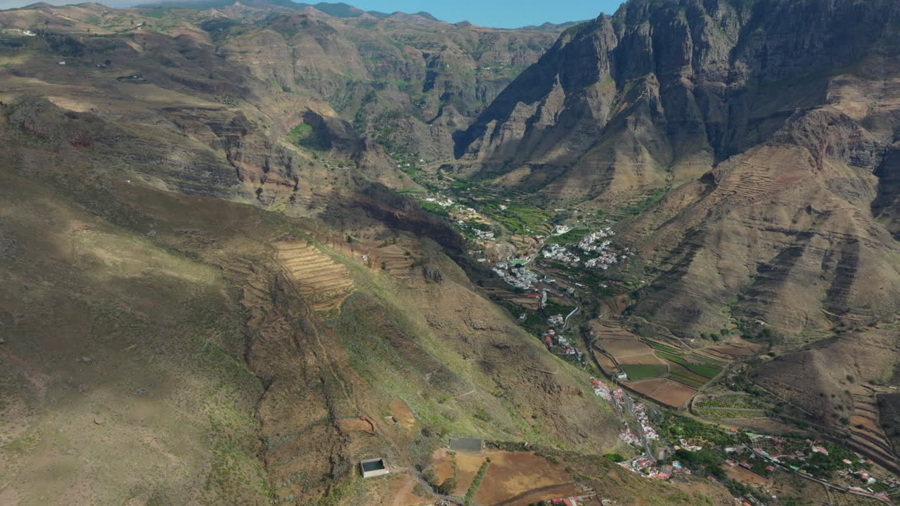 Valle e montagne che circondano un piccolo villaggio, Lomo San Pedro a Gran Canaria