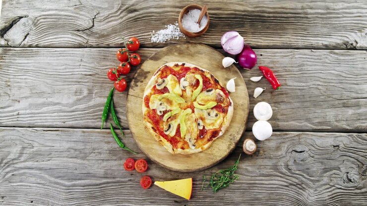 Pizza italiana su tavolo di legno con verdure e spezie