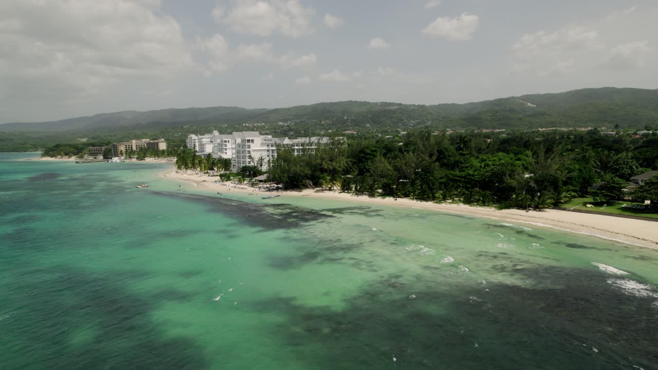 Bonita toma aérea de cielo azul y agua turquesa en St. Ann's, Ocho Ríos, Jamaica, impresionante vista y paisaje, destino vacacional