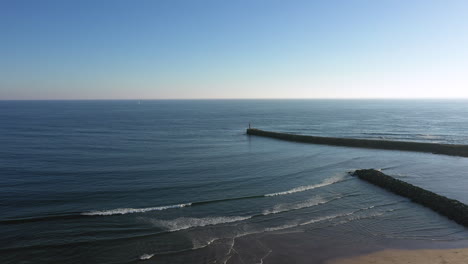 Toma-De-Drone-Del-Océano-Atlántico-Un-Día-Tranquilo-Y-Claro,-Azurara,-Vila-Do-Conde