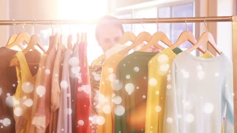 mujer haciendo compras rodeada por el efecto de burbujas blancas