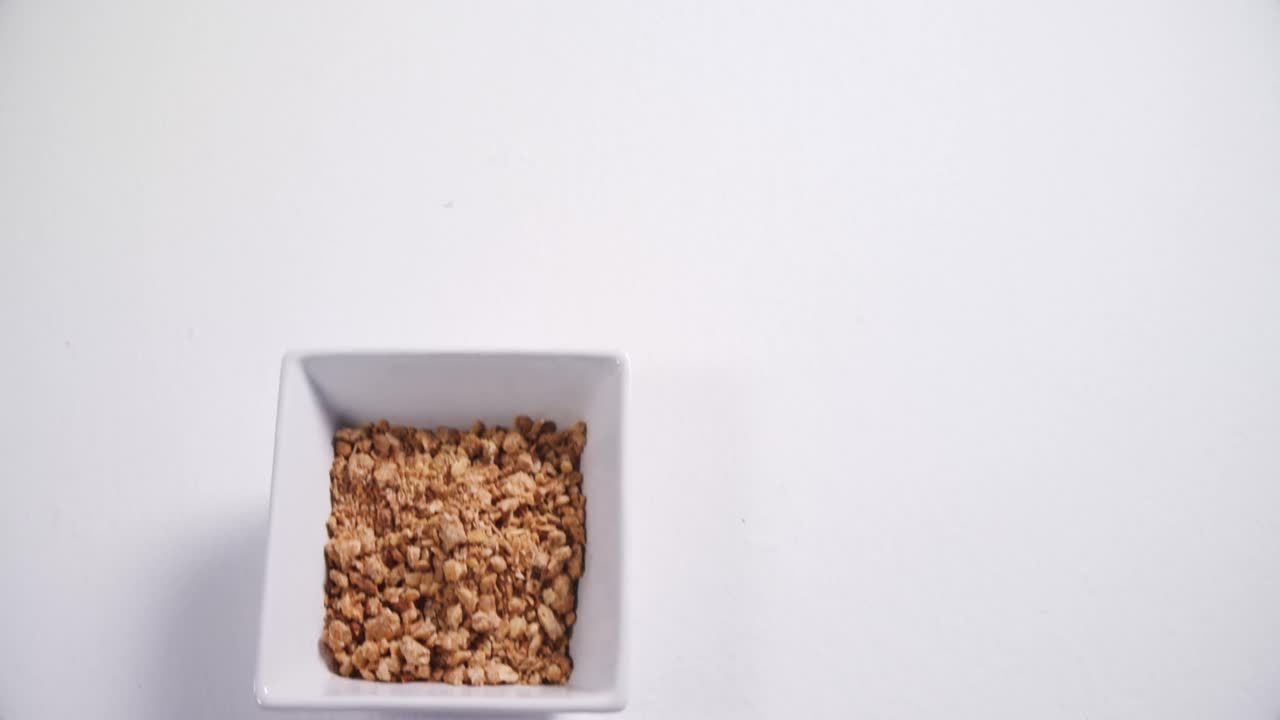 cuenco de nueces de uva con cuchara 4k