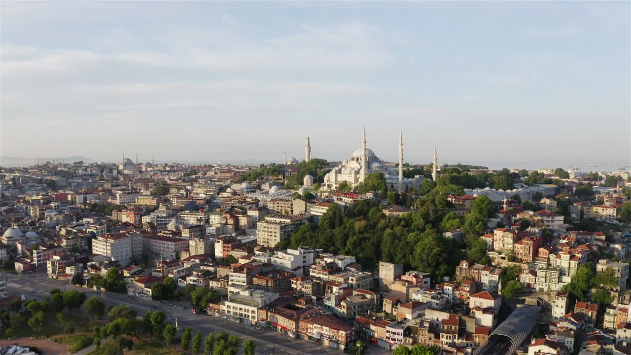 vista aérea de la mezquita de suleymaniye y la península histórica de estambul.