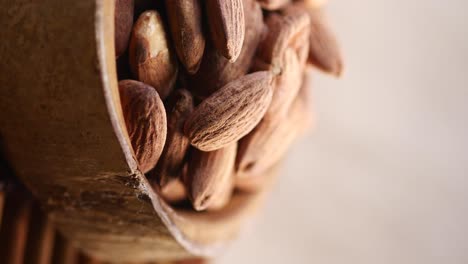 almendras en un cuenco de madera