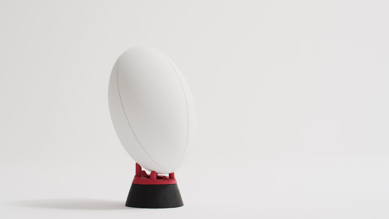 белый мяч для регби на белом фоне с копировальным пространством, замедленное движение