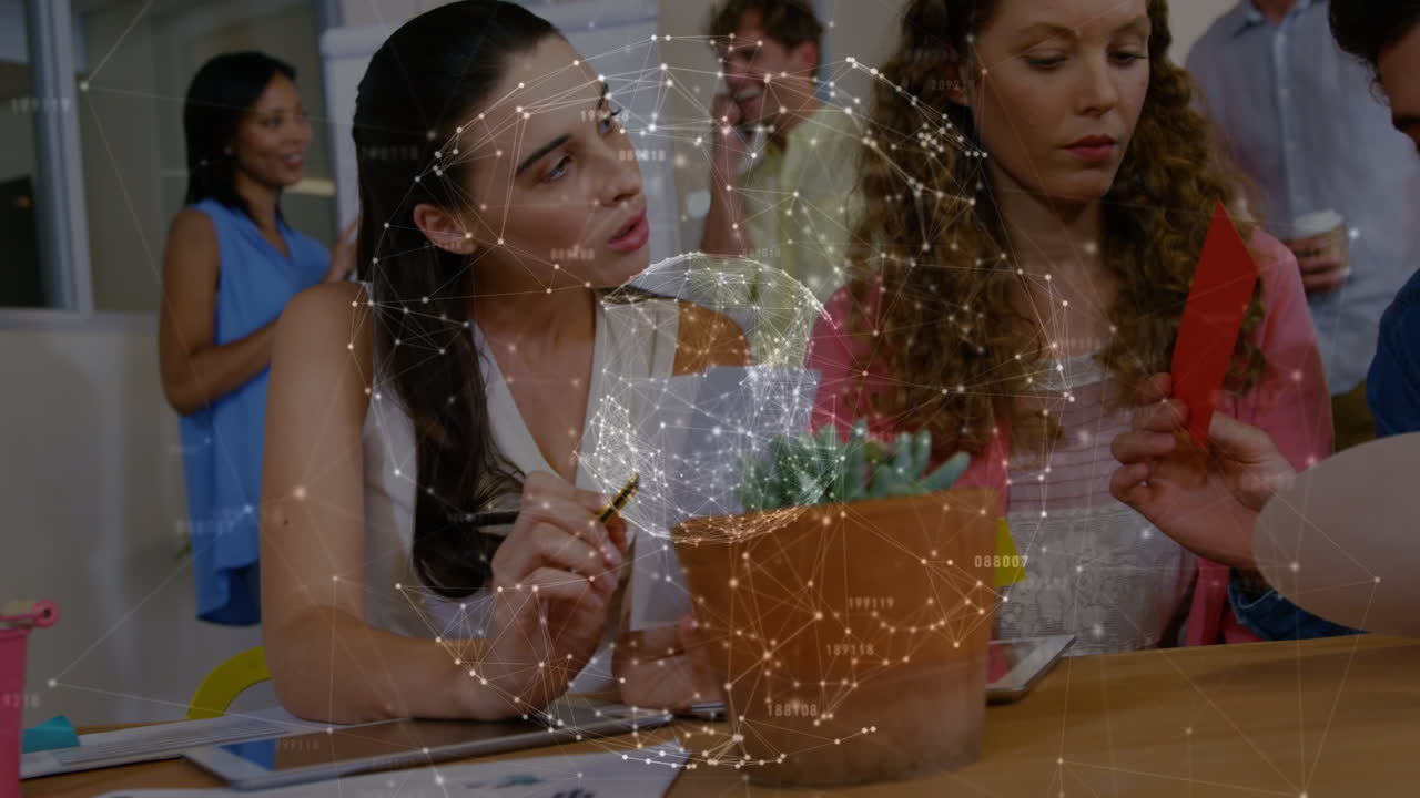animación de las conexiones con el mundo sobre los compañeros de trabajo caucásicos en la oficina