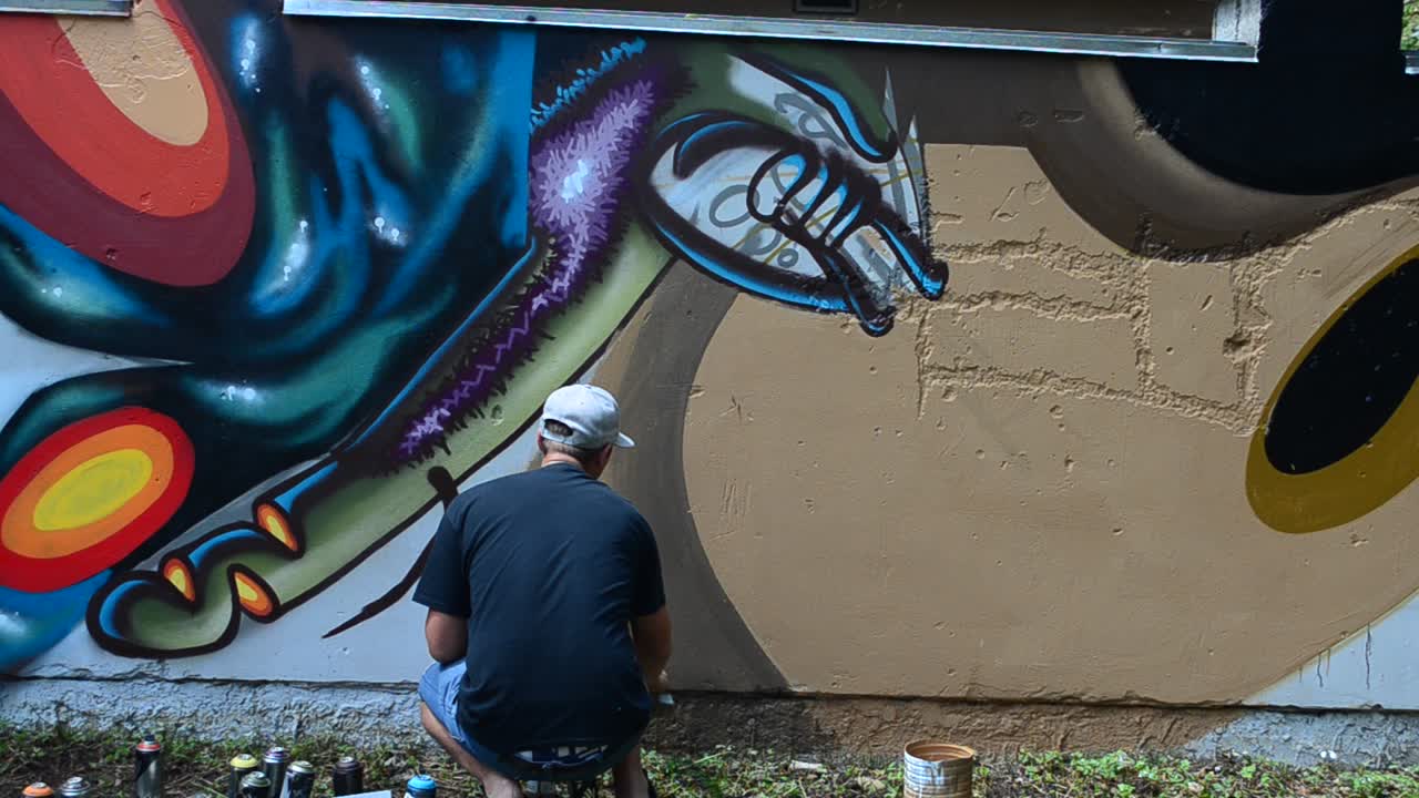 Processo di Creazione di Graffiti, Recinzione. L'Artista Disegna Graffiti
