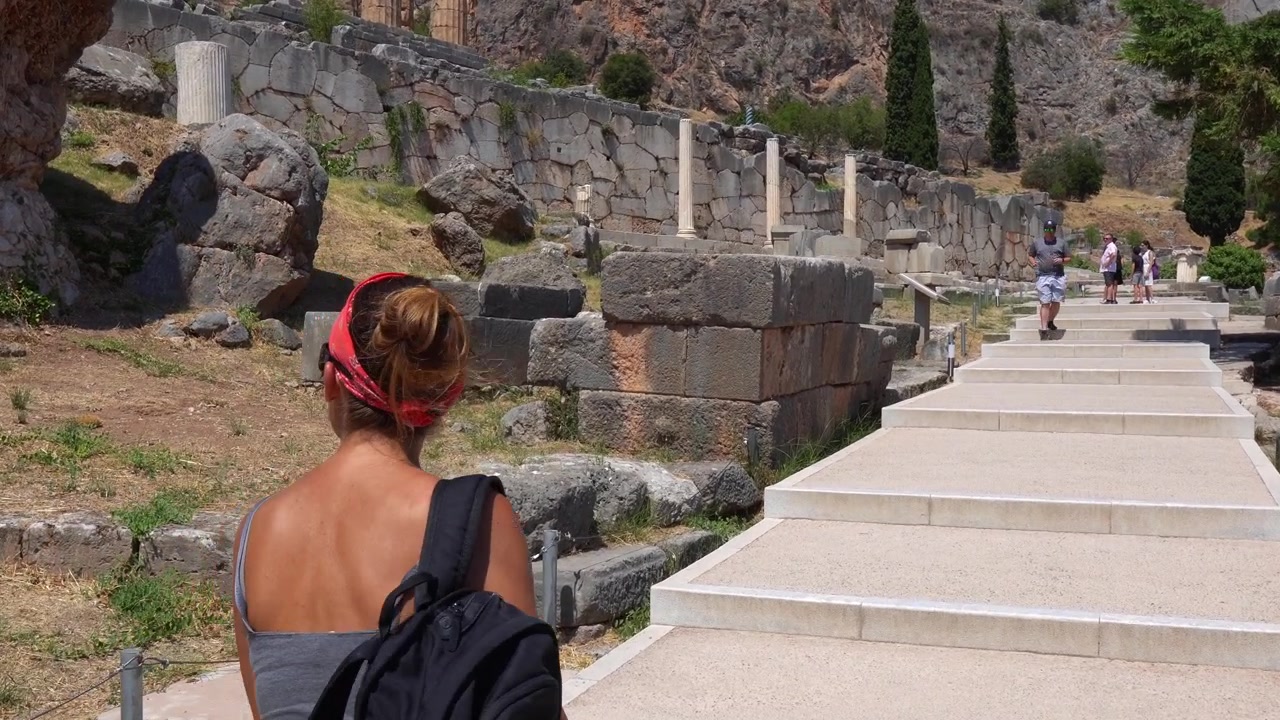 Donna che cammina tra le antiche rovine di Delfi, Grecia
